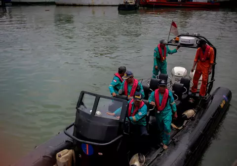 Una dintre cutiile negre ale avionului prăbușit în Indonezia a fost găsită