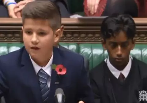 Ce emoționant! Un adolescent român a ținut un discurs în Parlamentul britanic. Impresionant ce a cerut | VIDEO