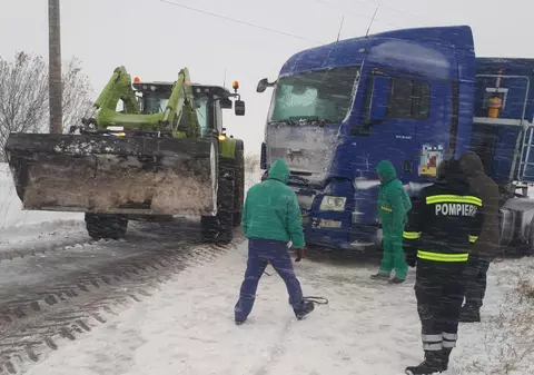 UPDATE. Restricţii de circulaţie pentru autovehiculele de mare tonaj, pe câte un drum din Constanța și Călărași, din cauza viscolului