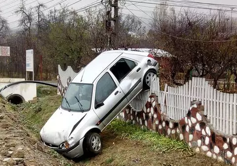 Accident spectaculos în județul Prahova: și-a "parcat" mașina în vârful gardului!