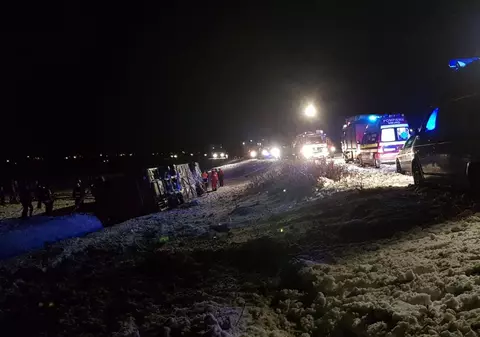 FOTO&VIDEO/ Un mort și șase răniți în Vrancea. Un autocar care venea din Italia și se îndrepta spre Chișinău s-a răsturnat din cauza zăpezii