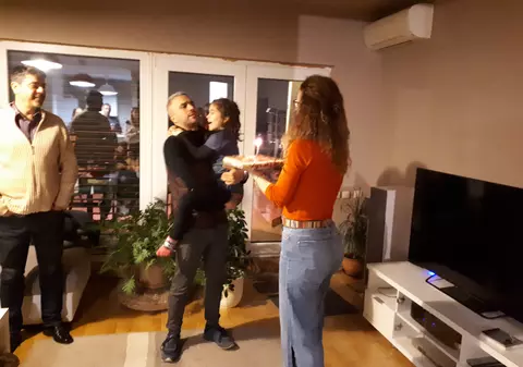 VIDEO/ Ieri, muzician rebel, azi, tată model! Zoli Toth și-a serbat ziua cu prietenii și copiii acestora, plus fetele lui!