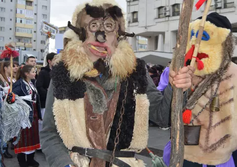 FOTO/ Celebra bătaie cu bâtele de la Ruginoasa, pe vremea comuniștilor. Ce se ascunde în spatele încăierării care se lăsa și atunci cu victime