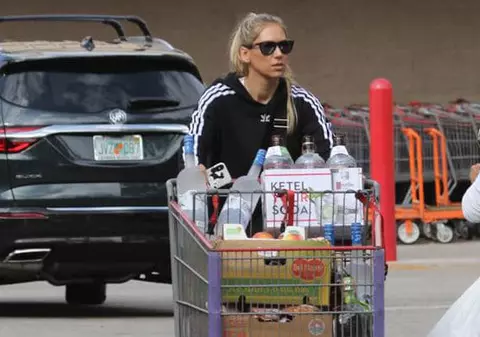 Anna Kournikova a dat-o pe vodcă!
