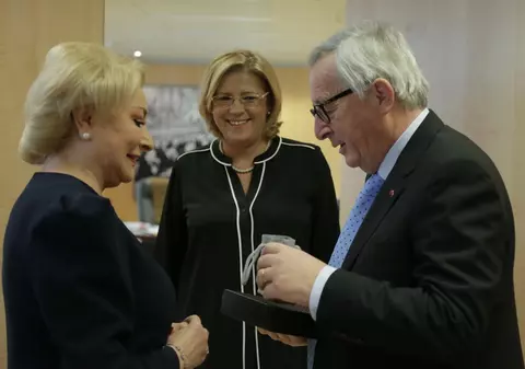 Ce cadou i-a oferit Viorica Dăncilă lui Jean Claude Juncker, la Bruxelles: O pereche de butoni cu motive tradiţionale şi o monedă aurită