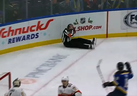 VIDEO | N-ați mai văzut niciodată așa ceva. Arbitrul a marcat un gol în meciul dintre Florida Panthers și St. Louis Blues, din NHL. Reușita cu ”zona sensibilă” n-a fost validată