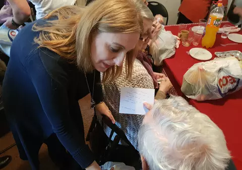 VIDEO / Sărbătorile de iarnă pe vremea bunicilor: se cânta Sorcova în bulgară, iar părinții ascundeau cadourile în coșurile de rufe. "S-a pierdut povestea"