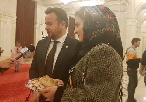 Parlamentarii PSD au ascultat colinde, s-au cinstit cu pălincă şi au mâncat slănină, în timp ce se citea moţiunea de cenzură