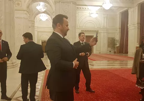 VIDEO. Parlamentarii PSD au ascultat colinde, s-au cinstit cu pălincă şi au mâncat slănină, în timp ce Opoziţia citea moţiunea de cenzură