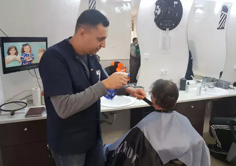 Ura și la frizerie! Am aflat poveștile salonului de la linia 1