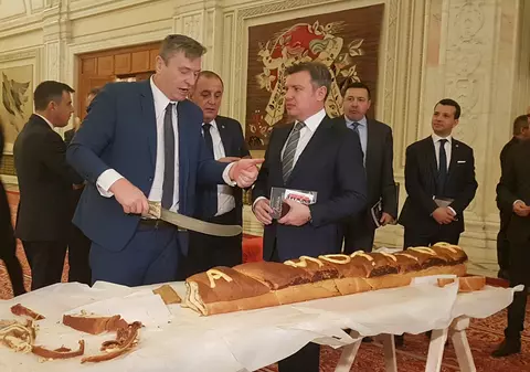 VIDEO. Dragnea a mâncat cozonac de la Opoziţie şi a fost colindat de jandarmi. Deputatul PNL Corneliu Olar a venit cu maceta în Parlament