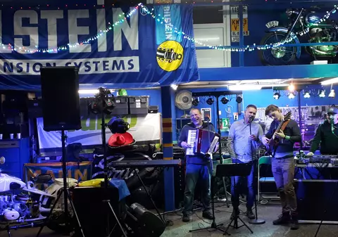 Vali Crăciunescu, SIR Blues Vali Răcilă și Dan Blueman au cântat aseară într-un service auto, printre motociclete recondiționate