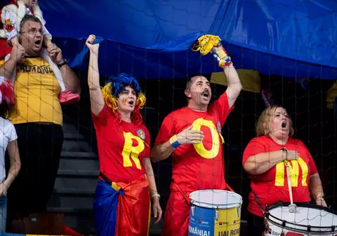 FOTO&VIDEO | Cine este toboșarul care dă tonul galeriei României la Euro 2018 de handbal feminin: "Vom da sută la sută în tribune!"