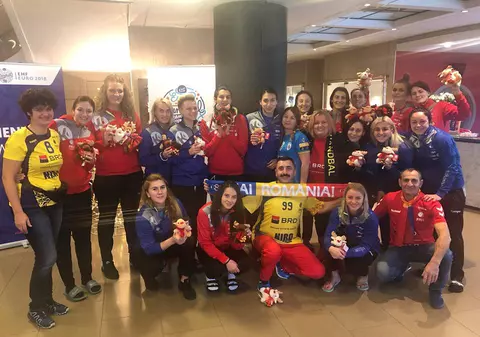 Fanii români le-au făcut cadou handbalistelor tricolore reni de pluș