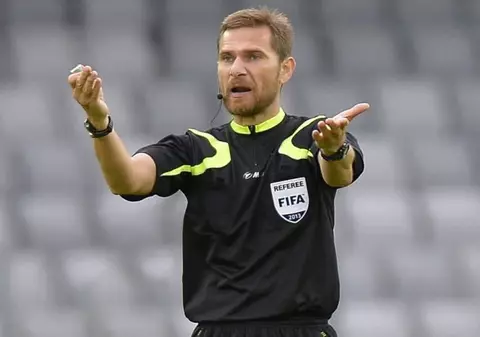 Alexandru Tudor a pus fluierul în cui după 21 de sezoane! Arbitrul-evlavios care conduce și azi un „bolid” de 200 de ori mai ieftin decât limuzina lui Rednic și vechi de 20 de ani!