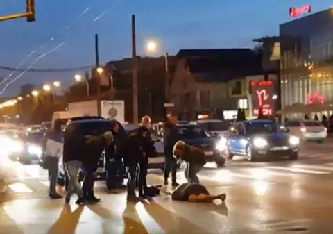 VIDEO | O femeie a fost spulberată pe trecerea de pietoni. Imaginile sunt șocante