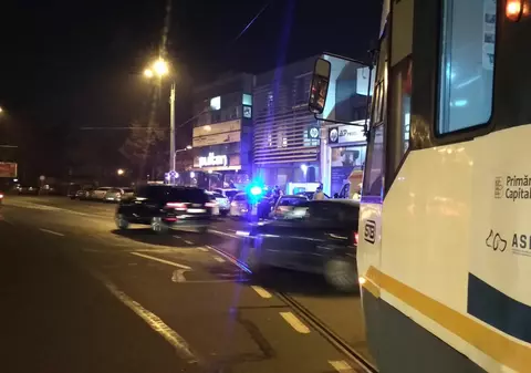 ȘTIREA MEA/ Un tramvai și două mașini au fost implicate într-un accident în București, la Piața Muncii |FOTO