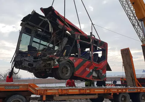 Cinci persoane au murit într-un accident feroviar în Serbia. Un autocar cu elevi a fost pur și simplu rupt în două de un tren