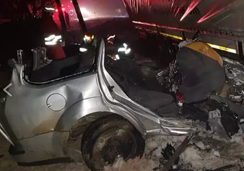 VIDEO. Tragedie în Suceava! Cinci tineri au murit, după ce mașina lor a intrat sub un TIR