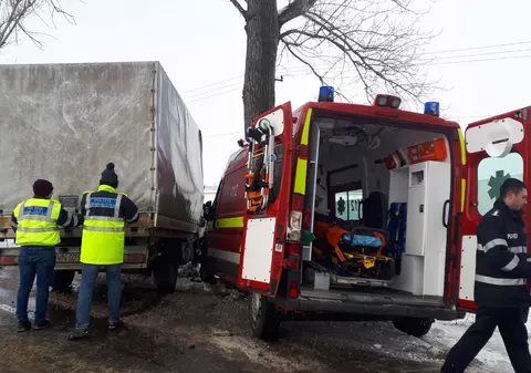 Accident cu o ambulanță SMURD, soldat cu cinci victime. Doi paramedici, printre răniți