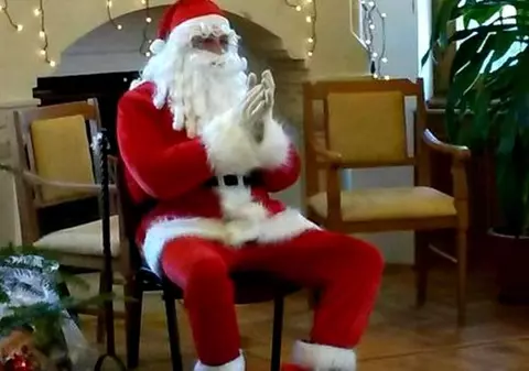 De nouă ani, în rolul lui Moș Crăciun. Un tânăr actor din Buzău povestește cele mai triste experiențe: "Nu e ușor să vezi orfani bucurându-se că primesc o banană"