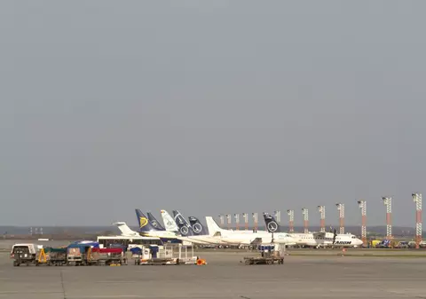 Întârzieri pe Aeroportul Otopeni din cauza viscolului. Mai multe zboruri afectate