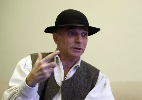 Tradițional în cântec și în port, merge pe "fusion" la transport. Grigore Leșe își plimbă sumanul în Lexus