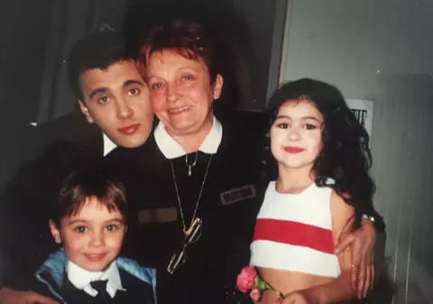 VIDEO/ Alina Eremia îl pândea pe Moș Crăciun, în copilărie. "Era momentul meu preferat"