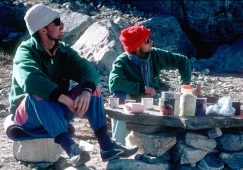 Trupurile a doi alpiniști dispăruți în Himalaya au fost descoperite după 30 de ani. Ce s-a găsit în buzunarul unuia dintre ei