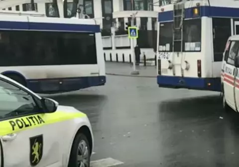 Accident între mașina de poliție și o ambulanță! Ambele vehicule aveau girofarurile pornite!