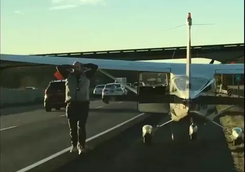Un elev la școala de pilotaj a supraviețuit unei aterizări de urgență pe o autostradă și a coborât din avion pentru a urina pe marginea drumului