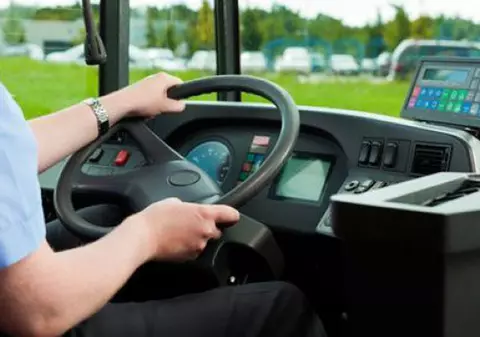 Un tânăr de 17 ani a furat un autobuz și s-a plimbat cu el prin oraș! S-a întâmplat în România