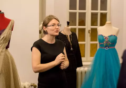 Ești mai plinuță? Doi designeri de haine pentru femei cu forme dau sfaturi pentru ținuta de Revelion