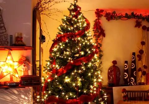 Sfaturi de la pompieri pentru Sărbători. Nu aprindeţi artificii şi lumânări în şi lângă brad