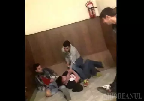 VIDEO | Scene violente la un liceu din Oradea: "Bă, îl omori! Nu-l strânge de gât, mă! Lasă-l!"