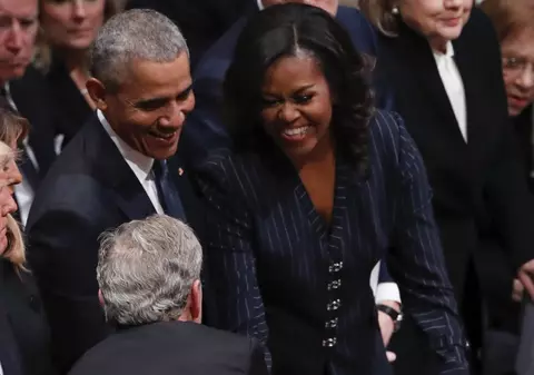VIDEO | Moment inedit în timpul funeraliilor lui George H.W. Bush. Ce i-a oferit George W. Bush lui Michelle Obama