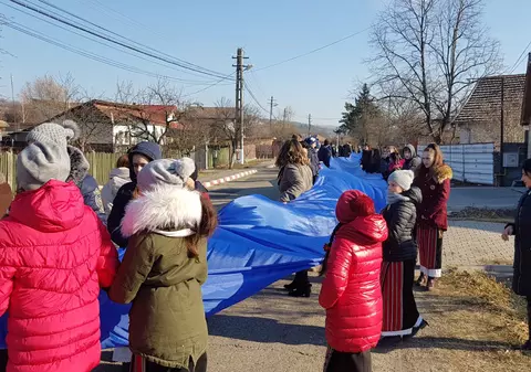 FOTO/ Tricolor de 200 de metri confecționat de elevii unei comune din Buzău, purtat pe străzi de Ziua Națională