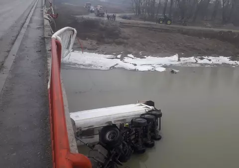 Accident spectaculos cu un camion de mare tonaj. Ce s-a întâmplat cu șoferul după ce vehiculul a "zburat"