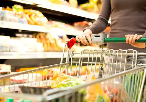 O româncă a vrut să plece dintr-un supermarket fără să plătească produsele. Ce avea în coș