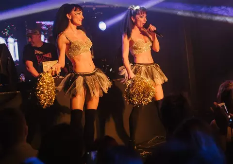 Cheeky Girls, din nou în gura presei. Suma uimitoare pe care au plătit-o britanicii să le asculte cântând în club
