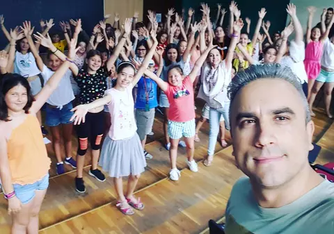 Zoli Toth a creat... Sistem Junior. “Antrenor” pentru Ansamblul de percuție, format din 50 de copii care bat la tobe