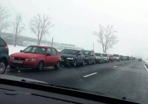 FOTO/ Coadă kilometrică la singura benzinărie funcțională din Lugoj, oraș rămas fără curent și apă din cauza ninsorii