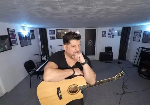 Sacrificiu de muzician: Tavi Colen a scos mașina din garaj, ca să-și facă studio de înregistrări