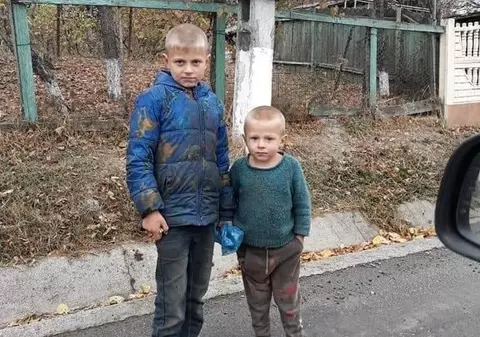REPORTAJ/ Povestea din spatele unei fotografii virale: doi copii în picioarele goale pe stradă, în prag de iarnă. Zece suflete înghesuite într-o căsuță și lecția de demnitate cu care-și înfruntă soarta