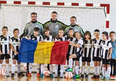 Copiii de 8 ani de la U Cluj au ajuns la spital cu toxiinfecție alimentară. Părinții cred că ar fi fost ”otrăviți” la Craiova