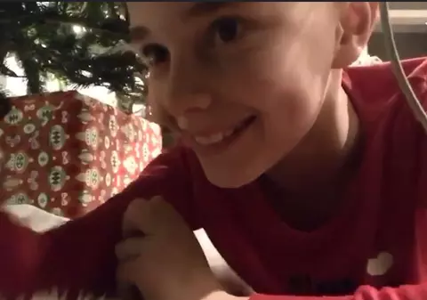 VIDEO | Ce a pățit un copil care a vrut să-l filmeze pe Moș Crăciun: "Cred că știți despre ce e vorba!"