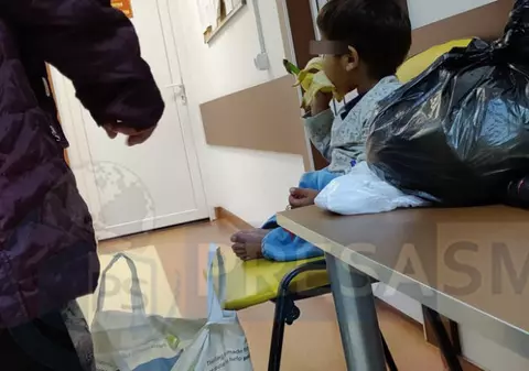 Copilaș flămând și desculț, abandonat de mamă în Spitalul din Satu Mare. Ce a făcut tânăra de 19 ani în tot acest timp