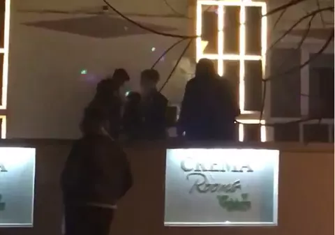 Un tânăr a fost snopit în bătaie în fața unui club. Agenții de pază erau de față, dar n-au intervenit