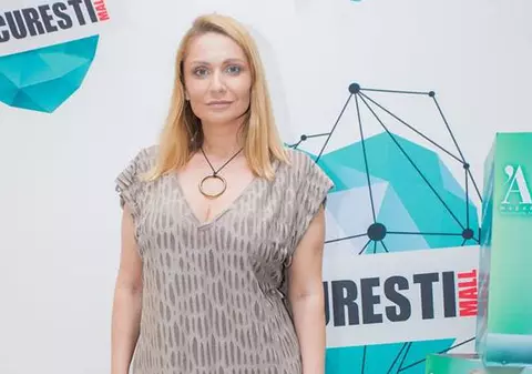 Cristina Cioran, criticată după ce a pozat în lenjerie. "De ce neapărat să te pozezi cu telefonul în această manieră..."