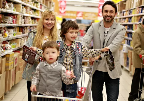 Românii cheltuie cei mai mulți bani pe alimente din bugetul familiei. Austriecii nu au grija mâncării